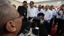 Mendagri Tjahjo Kumolo bersama Menteri Hukum dan HAM Yasonna Laoly dan Ketua KPU Arief Budiman melihat proses perekaman E-KTP bagi warga binaan di Lapas Narkotika IIA Cipinang, Jakarta, Kamis (17/1). (Merdeka.com/Imam Buhori)