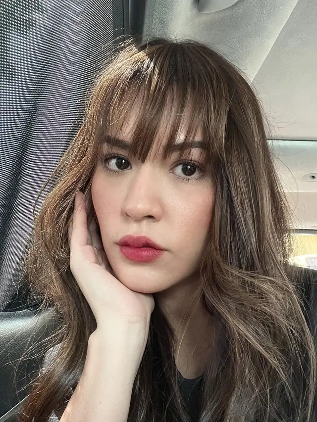 7 Potret Raisa dengan Poni Depan, Disebut Makin Awet Muda
