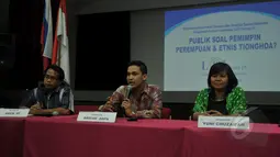 Kiri - Kanan : Moderator Anick HT, Pembicara LSI Ardian Sopa, dan Pembicara dari KOMNAS Perempuan Yuni Chuzaifah saat diskusi tema "Publik Soal Perempuan dan Etnis Tionghoa". Jakarta, Jumat (27/3/2015). (Liputan6.com/Johan Tallo)