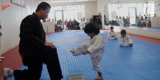 VIDEO: Wow, Balita Ikut Taekwondo Coba Patahkan Kayu
