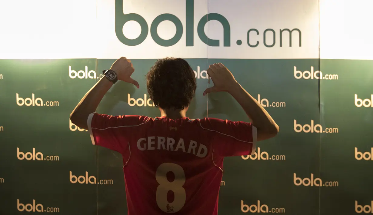 Seorang pendukung Liverpool foto saat menghadiri acara nonton bareng Manchester United melawan Liverpool bersama Bola.com di Alibaba Futsal, Bekasi, Minggu (13/9/2015). (Bola.com/Vitalis Yogi Trisna)