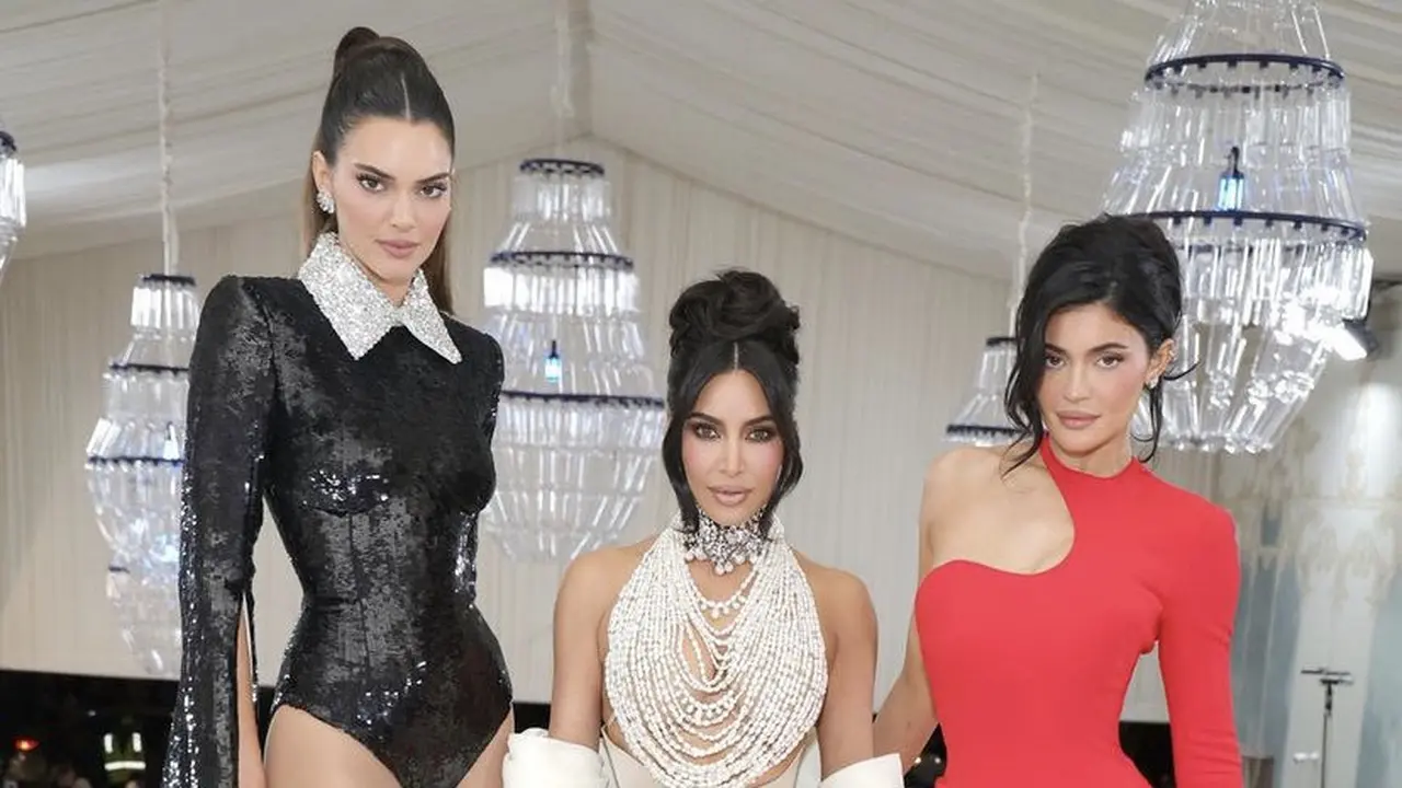 Tampilan Seksi Kakak Adik The Kardashians di Met Gala