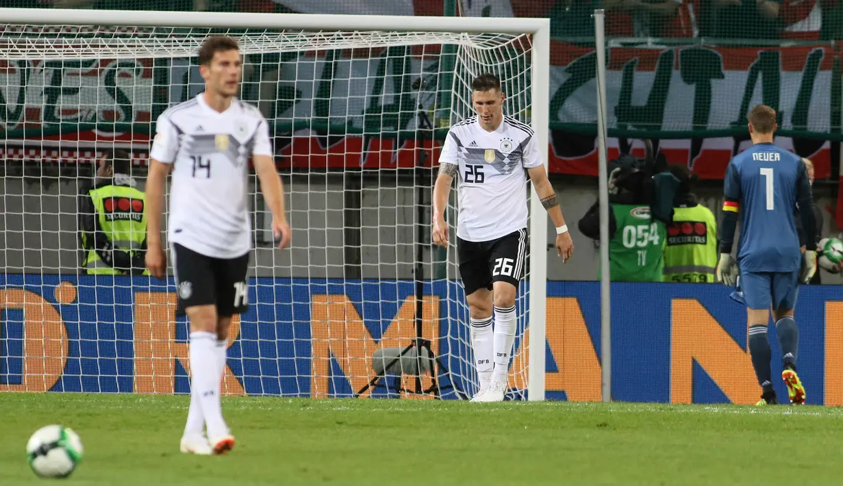 Pemain Jerman, Leon Goretzka (kiri), Niklas Suele (tengah), dan kiper Manuel Neuer (kanan) tertunduk lesu usai kemasukan gol dalam laga persahabatan melawan Austria di Klagenfurt, Austria, Sabtu (2/6). (AP Photo/Ronald Zak)