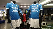 Jersey baru Persib musim 2018. (Bola.com/Muhammad Ginanjar)