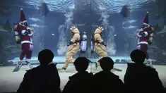 Sejumlah pengunjung menyaksikan aksi penyelam mengenakan pakaian Sinterklas di Coex Aquarium, Seoul, Korea Selatan (4/12/2019). Kegiatan ini untuk menyambut Natal 2019. (AP Photo/Ahn Young-joon)