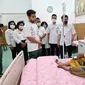 Baim Wong mengunjungi korban begal di Kota Medan, Sumatera Utara (Sumut), Rahmadhoni Hasibuan (53) yang saat ini dirawat di Rumah Sakit Umum Daerah (RSUD) Pirngadi