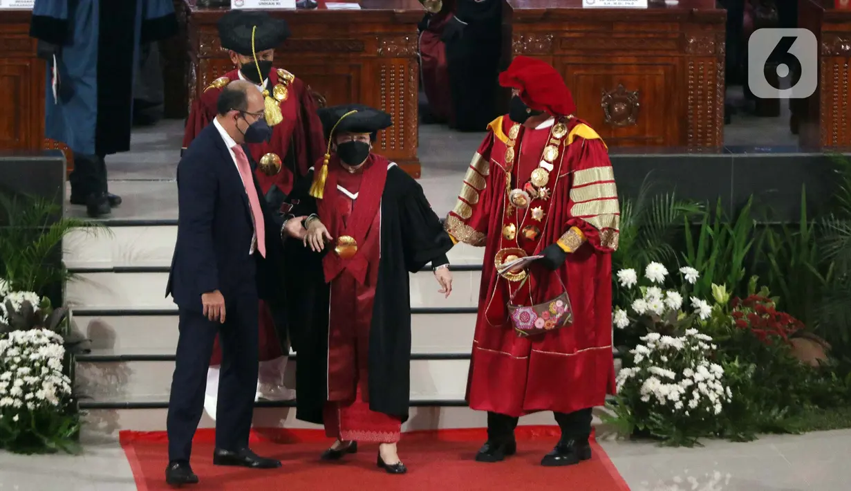 Presiden Republik Indonesia ke-5, Megawati Soekarnoputri (tengah) usai Sidang Senat Terbuka Pengukuhan Guru Besar di Aula Merah Putih Universitas Pertahanan, Bogor, Jumat (11/6/2021). Megawati menerima gelar Profesor Kehormatan dari Universitas Pertahanan. (Liputan6.com/Helmi Fithriansyah)