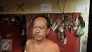 Warga berada di depan rumahnya di Kampung Aquarium, Jakarta Utara, Senin (28/3). Tanda X yang berada di atas pintu sebagai tanda rumah tersebut masuk dalam rencana penggusuran. (Liputan6.com/Gempur M Surya)