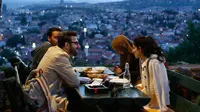 Warga berbuka puasa pada hari pertama bulan Ramadan di sebuah benteng tua yang menghadap ke pusat bersejarah Sarajevo, Bosnia, (16/5). Muslim Bosnia mencapai sekitar 40 persen dari penduduk Bosnia 3,8 juta. (AP Photo / Amel Emric)