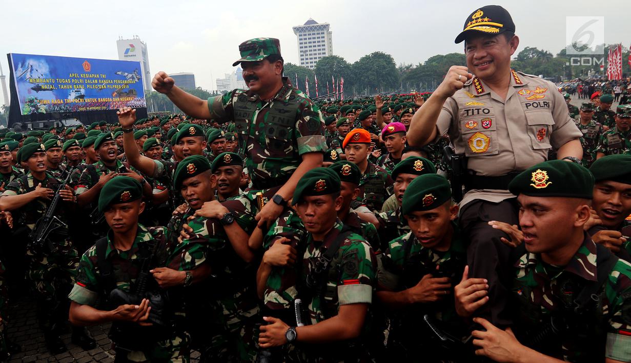 Panglima TNI Marsekal Hadi Tjahjanto dan Kapolri Jenderal Tito Karnavian usai memimpin Apel Kesiapan Natal, Tahun Baru 2019 serta menjelang Pemilu legislasi dan Presiden 2019 di lapangan silang Monas, Jakarta, Jumat (30/11). (Liputan6.com/Johan Tallo)