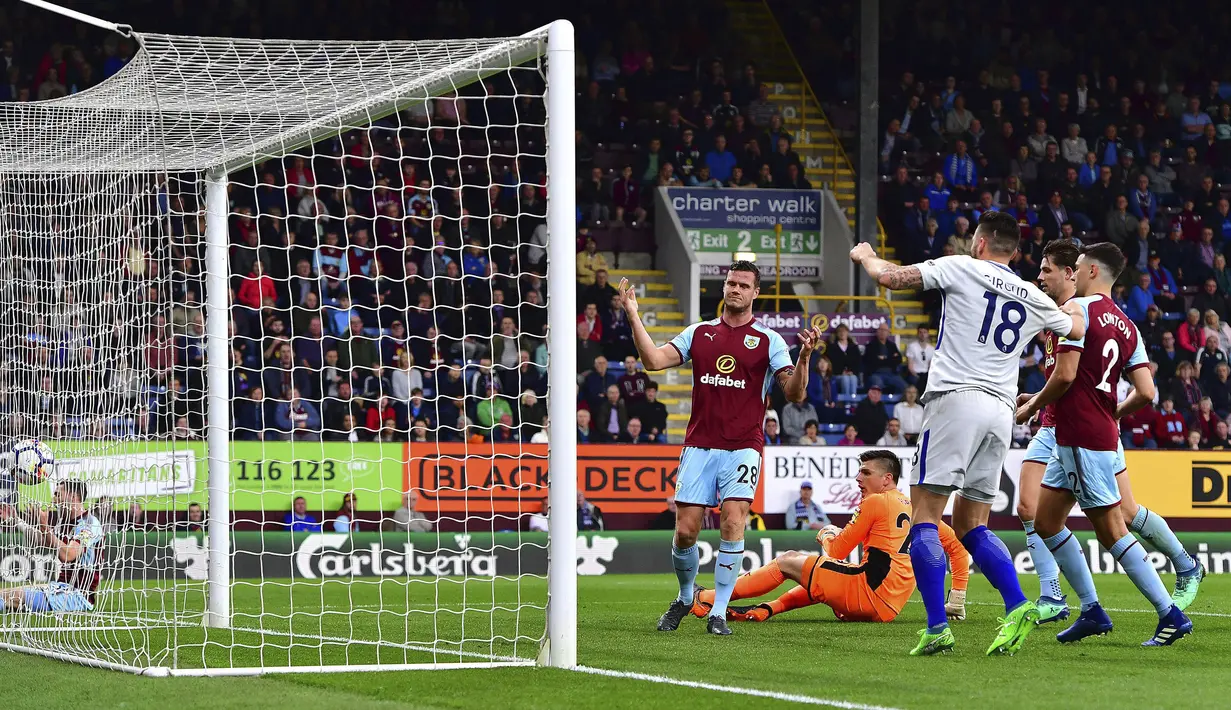 Bek Burnley, Kevin Long, melakukan gol bunuh diri saat melawan Chelsea pada laga Premier League di Stadion Turf Moor, Jumat (20/4/2018). Burnley takluk 1-2 dari Chelsea. (AP/Anthony Devlin)