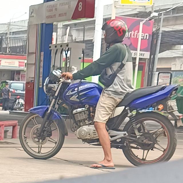10 Potret Suzuki Thunder Saat Menguras SPBU, Banyak Dipakai Para Penjual Bensin Eceran
