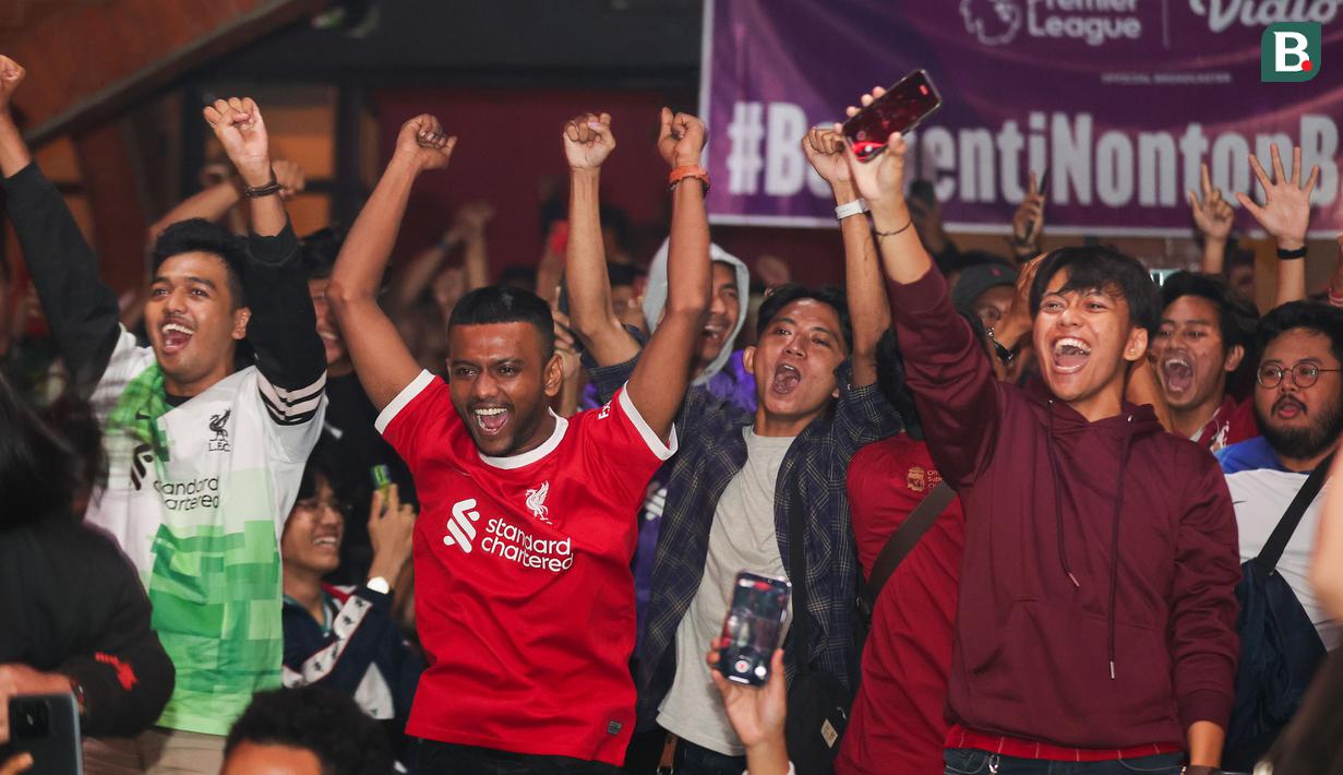 Roaring Night pertandingan Premier League antara Manchester United (MU) kontra Liverpool yang digelar komunitas penggemar Liverpool, Bigreds regional Bekasi berkolaborasi dengan Vidio, Bola.com dan Bola.net sebagai sponsor, berlangsung meriah di Omma Restaurant, Bekasi, Minggu (7/4/2024). Chant dukungan dari Bigreds terdengar riuh sepanjang laga yang memberi warna tersendiri dalam laga yang berkesudahan imbang 2-2. (Bola.com/Abdul Aziz)