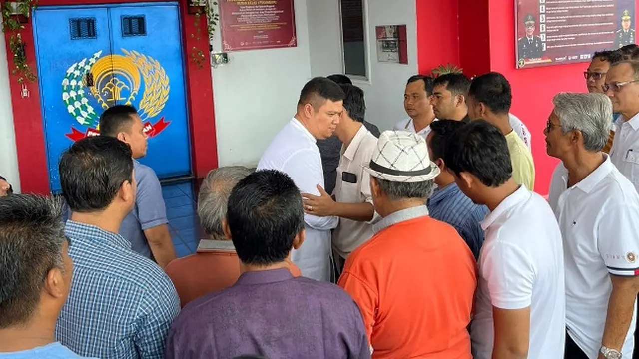 Mantan Bupati Kuansing Andi Putra dijemput pihak keluarga dari Rutan Pekanbaru usai mendapatkan pembebasan bersyarat.