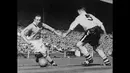 Sir Stanley Matthews, CBE, memulai karier profesionalnya pada 1932 bersama Stoke City dan mengakhirinya pada 1965 di kesebelasan yang sama. (Foto: AFP/Intercontinentale/Staff)