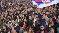 Puluhan ribu orang menggelar protes menentang kekerasan senjata api di Beograd dan kota lain di Serbia pasca dua penembakan massal selama dua hari berturut-turut Rabu (3/5/2023) dan Kamis (4/5/). (Dok.&nbsp;&nbsp;AP Photo/Darko Vojinovic)