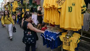 Seorang penggemar sepak bola Brasil melihat-lihat jersey tim nasional sepak bola yang dipajang di pasar Saara, Rio de Janeiro, Brasil, pada Selasa 9 Juni 2026, menjelang turnamen Piala Dunia FIFA 2026. (Nelson ALMEIDA/AFP)