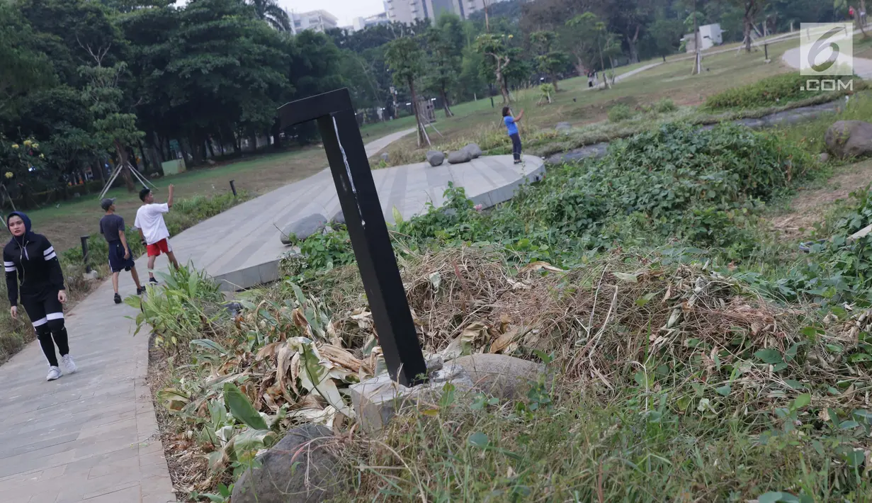 Kondisi tanaman yang ada di sekitar Hutan Kota GBK, Jakarta, Selasa (2/7/2019). Kurangnya perawatan berakibat rusaknya beberapa tanaman yang ada di area Hutan Kota GBK. (Liputan6.com/Helmi Fithriansyah)