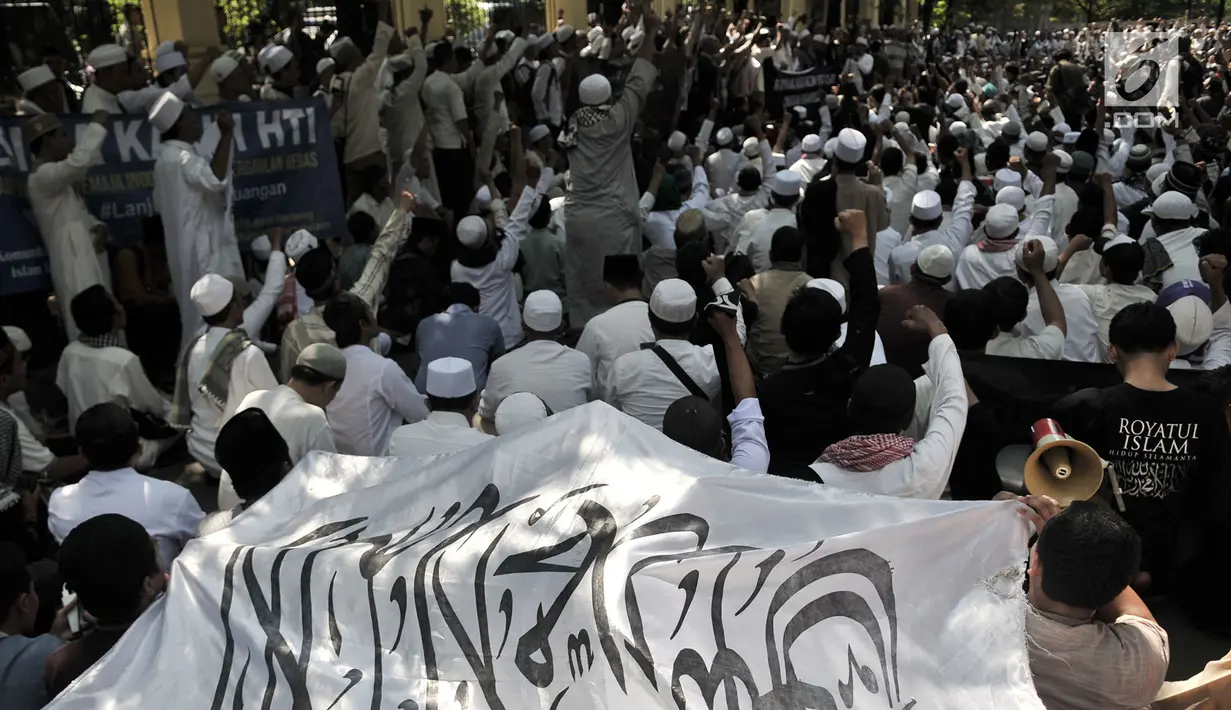 Ratusan pendukung HTI berkumpul di luar gedung PTUN saat menunggu putusan sidang gugatan, Jakarta, Senin (7/5). Mereka juga menggelar alasnya dan terus melafalkan doa dalam sujud di depan kantor pengadilan. (Merdeka.com/Iqbal S Nugroho)