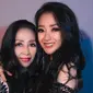 Desainer asal Jatim Diana M Putri bersama sang ibu Esther D (Foto: Dok Istimewa)