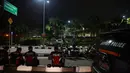 Sejumlah petugas kepolisian berjaga di depan gedung VVIP Bandara Soekarno Hatta, Tangerang,  jelang kedatangan Timnas Argentina, Jumat (16/6/2023) malam. (Bola.com/M Iqbal Ichsan)