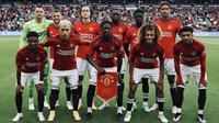 Pemain baru Manchester United, Mason Mount (kedua kiri belakang) berpose dengan strating XI timnya saat laga pramusim melawan Leeds United di Ullevaal Stadium, Oslo, Rabu (12/7/2023). (Twitter/@ManUtd)