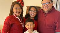 Shinta Herwantoro Hernandez (kiri) bersama suami dan dua anaknya (foto: courtesy)