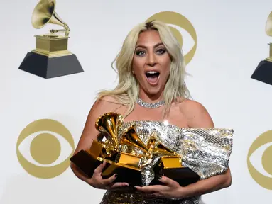Lady Gaga berpose dengan penghargaan Grammy Awards 2019 di Staples Center, Los Angeles, California, AS, Minggu (10/2). Gaga meraih penghargaan Pop Duo/Group Performance, Best Song Written dan Best Pop Solo Performance.(Photo by Chris Pizzello/Invision/AP)