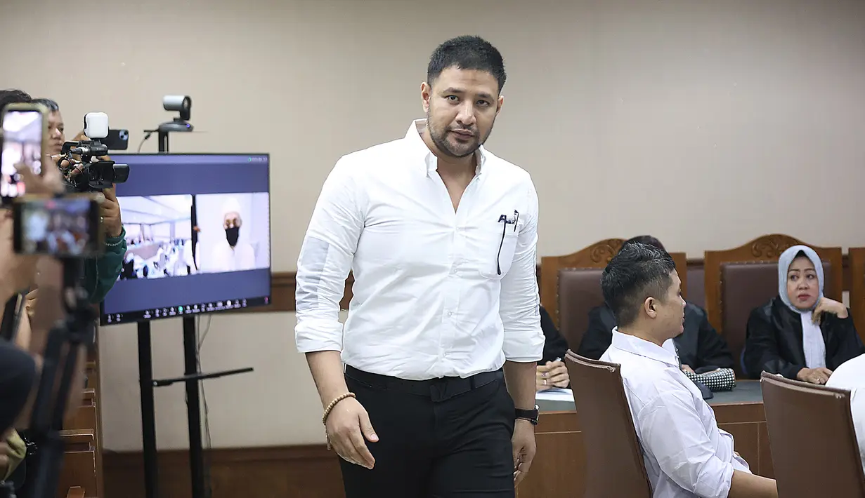 Selain Ammar Zoni, empat terdakwa lain di antaranya Asep bin Sarikin, Ardian Prasetyo bin Arie Ardih, Andi Muallim, dan Muhammad Rivaldi jaga dihadirkan dalam persidangan.