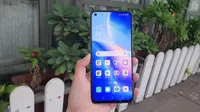 Oppo Reno 5 hadir dengan layar AMOLED seluas 6,4 inci dengan sebuah punch hole di sisi kiri atas layar (Liputan6.com/ Agustin Setyo W)