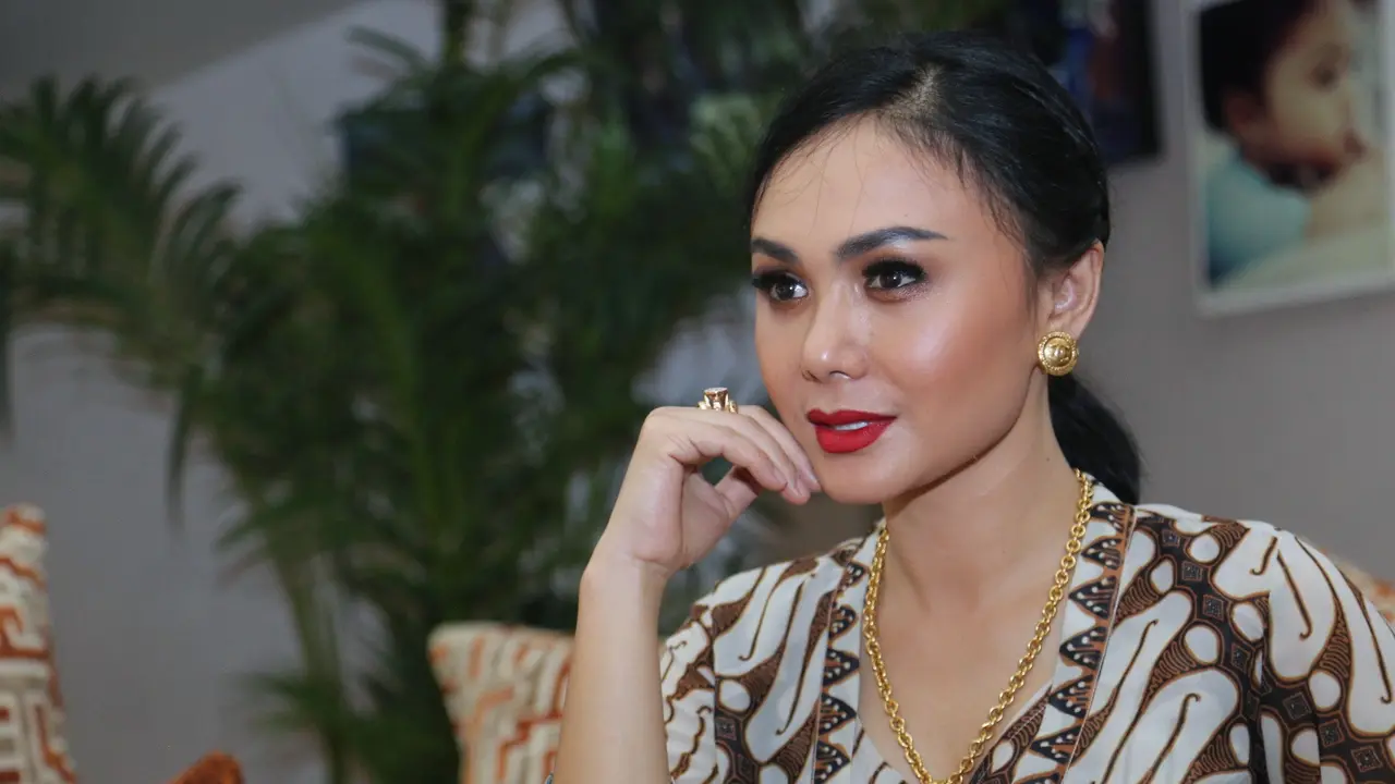[Bintang] Yuni Shara dan Anaknya