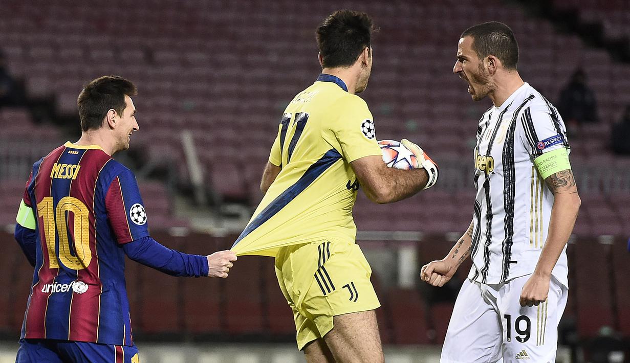 Striker Barcelona, Lionel Messi, menarik baju kiper Juventus, Gianluigi Buffon, pada laga Liga Champions di Stadion Camp Nou, Rabu (9/12/2020). Aksi La Pulga tersebut karena merasa frusatsi gagal membobol gawang Buffon. (AFP/Josep Lago)