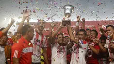 Para pemain Persija Jakarta mengangkat trofi juara usai menaklukan Bali United pada laga Trofeo Persija  di Stadion Utama Gelora Bung Karno, Jakarta, Sabtu (9/4/2016). (Bola.com/Nicklas Hanoatubun)