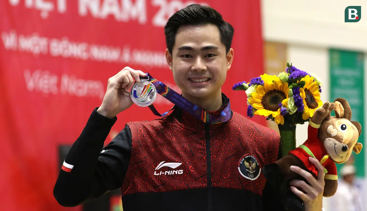 Atlet Wushu Indonesia, Nicholas berhasil meraih medali perak dalam cabang olahraga Wushu nomor Taolu Taiji Jian Putra SEA Games 2021 di Cau Giay Gymnasium, Hanoi, Sabtu (14/5/2022). Nicholas berada di posisi kedua dengan poin 9,71. (Bola.com/Ikhwan Yanuar)