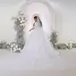 Gaun bernuansa putih bergaya klasik dibuat semakin mewah dengan payet dan veil menjuntai. [Foto: Instagram/ hhshmahra]