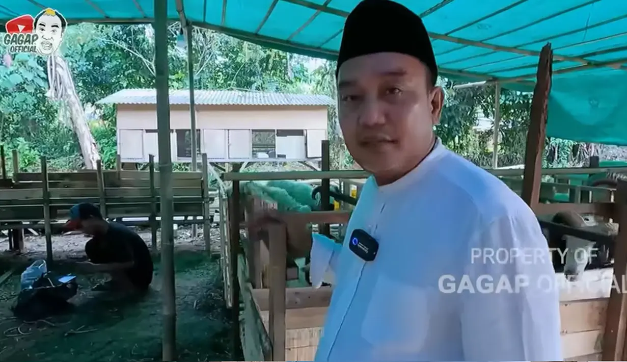 Dibantu dengan beberapa orang yang kerja, Azis tampak telaten mengurus hewan ternaknya. Selain ada sapi Bali, juga menjual sapi Jawa. [Youtube/Gagap Official]
