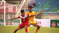 Pemain Timnas Filipina (merah) dan Brunei Darussalam berebut bola dalam laga perdana Grup B Piala AFF U-18 2017 di Yangon, Myanmar, Selasa (5/9/2017). (Bola.com/Asean Football)