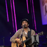 "Selamat malam Java Jazz. Apa kabar, terima kasih sudah memenuhi tempat ini. Saya senang, setelah dua tahun enggak main di Java Jazz,” ucap Glenn Gredly menyapa ribuan penonton yang memenuhi area,". (Andy Masela/Bintang.com)