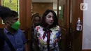 Penyanyi Dewi Perssik saat menghadiri sidang cerai perdana di Pengadilan Agama Jakarta Selatan, Senin (4/7/2022). Sidang cerai perdana antara Dewi Perssik dan Angga Wijaya ini beragendakan mediasi. (Liputan6.com/Herman Zakharia)