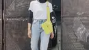 <p>Oversize kaos putih dipadukan manset bergaris seperti Ayudia ini. Cukup padukan dengan celana denim dan kerudung hitam. credit: (@ayudiac)</p>