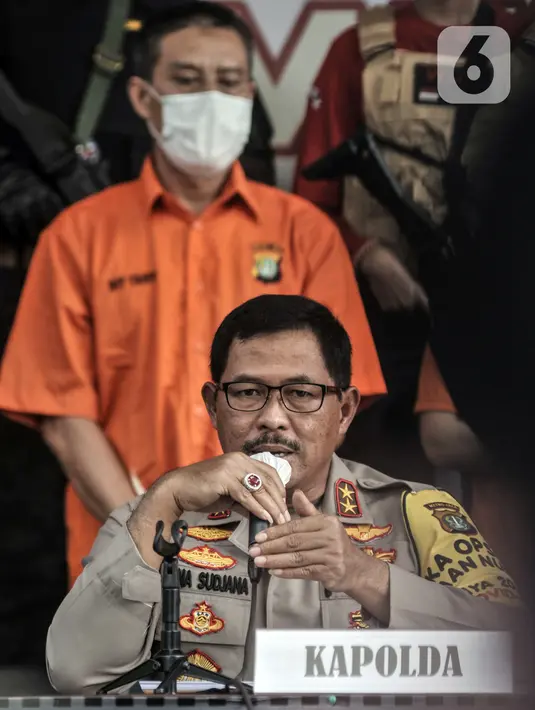Kapolda Metro Jaya Irjen Pol Nana Sudjana menyampaikan keterangan saat konferensi pers kasus pembunuhan pengusaha pelayaran Sugianto (51) di Mapolda Metro Jaya, Jakarta, Senin (24/8/2020). Polisi membekuk 12 tersangka pembunuhan Sugianto di Royal Square Kelapa Gading. (merdeka.com/Iqbal S. Nugroho)