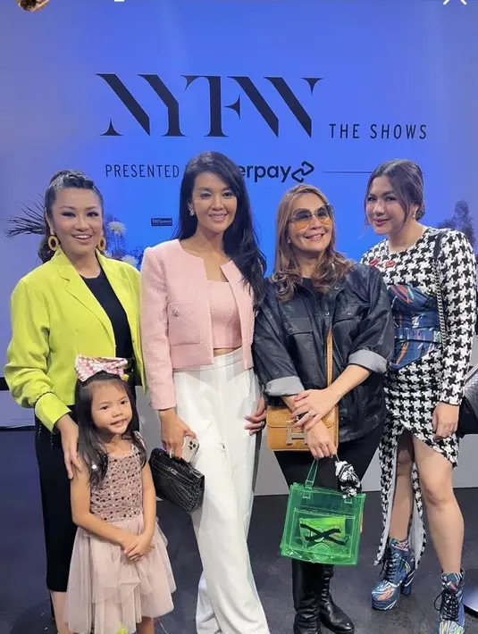 Chef  Farah Quinn juga terlihat hadir, ia tampil feminin dengan blazer dan crop top pink yang serasi dengan innernya, dipadukan bawahan putih dan tas Hermes hitamnya. @coreta_louise