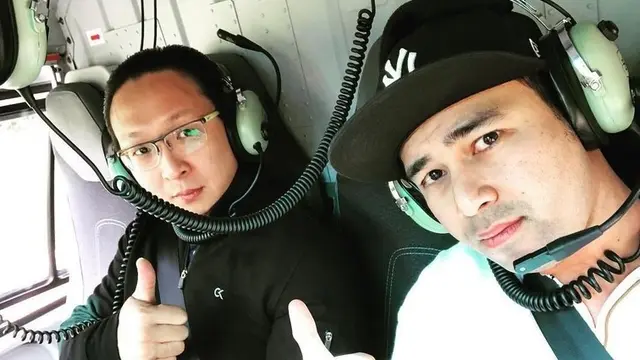 Artis Ini Pilih Jalan-Jalan Naik Helikopter