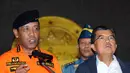 Kepala Basarnas Marsdya TNI F Henry Bambang Sulistyo (kiri) memberikan sejumlah keterangan kepada wartawan terkait hilangnya pesawat AirAsia QZ 8501 di kantor Basarnas, Jakarta (28/12). (Liputan6.com/Helmi Fithriansyah) 