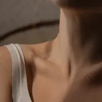 Keratosis pilaris sering dikenal sebagai kulit ayam. (Foto: Unsplash/Ernily)