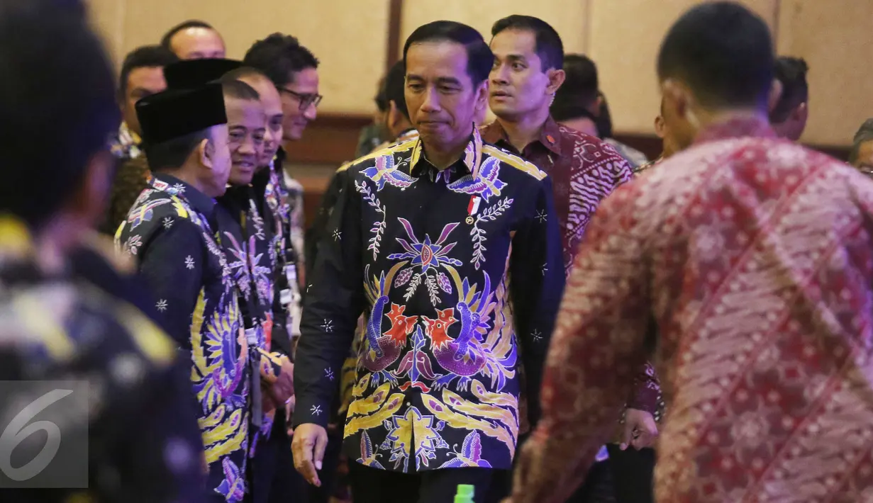 Presiden Joko Widodo atau Jokowi saat tiba dalam kerja nasional Badan Pengurus Pusat Himpunan Pengusaha Muda Indonesia (Rakernas BPP Hipmi) dan Peluncuran "Hipmi Go to School 2017 di Jakarta, Senin (27/3). (Liputan6.com/Angga Yuniar)