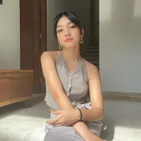 Naura Ayu sepertinya sedang menggandrungi pakaian model halter yang membuat tampilannya semakin dewasa dan elegan dengan mix and match yang chic dan trendi (Foto: Instagram @naura.ayu)