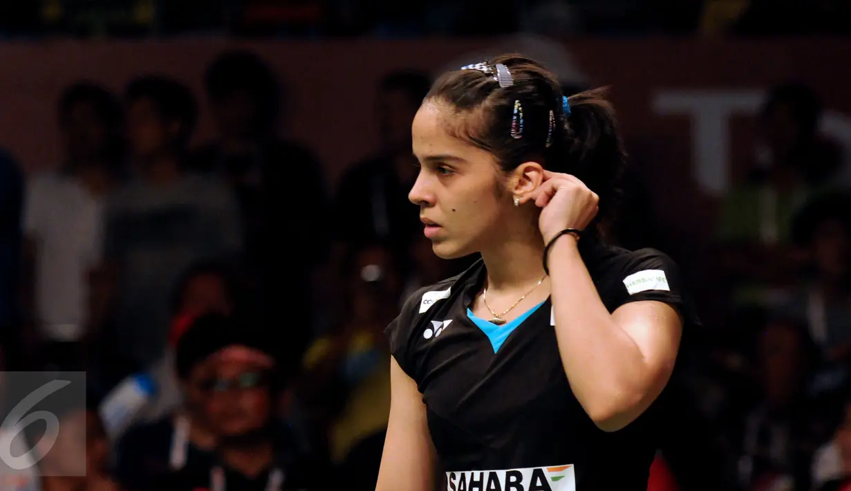 Pebulutangkis India, Saina Nehwal merapikan rambutnya saat laga melawan Carolina Marin (Spanyol) di final Total BWF World Championships 2015 di Jakarta, Minggu (16/8/2015). Saina kalah16-21. 19-21. (Liputan6.com/Helmi Fithriansyah)