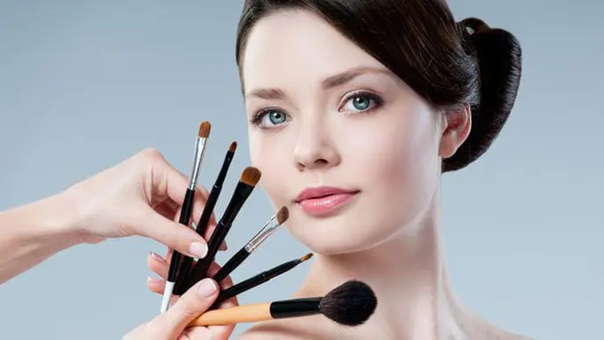 Pemula wajib tahu brush yang penting untuk eyeshadow/copyright: thinkstockphotos.com