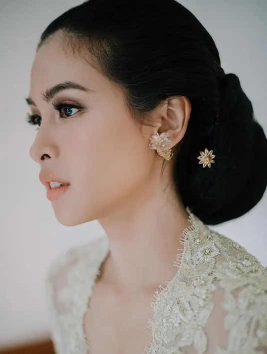 Sedangkan kebaya siraman dengan adat jawa memadukan warna kuning muda dan kain biru bermotif batik modern.